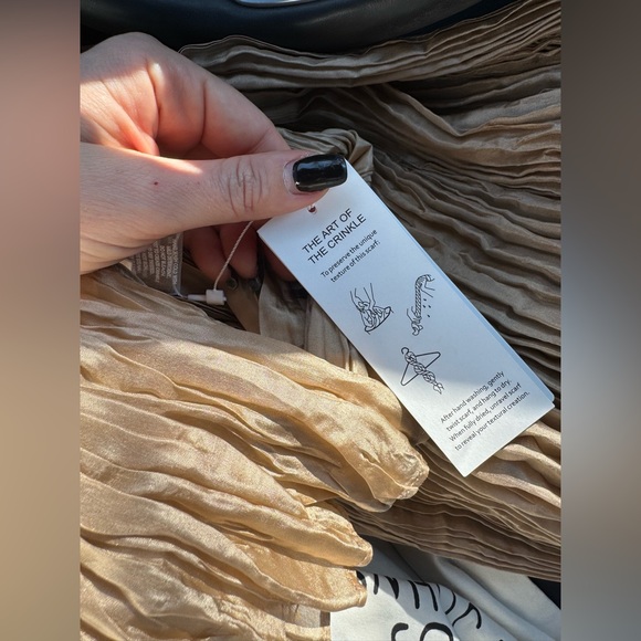 NWT Eileen Fisher Whisper Pleated 100% Organic Silk Scarf Beige One Size - Picture 6 of 9